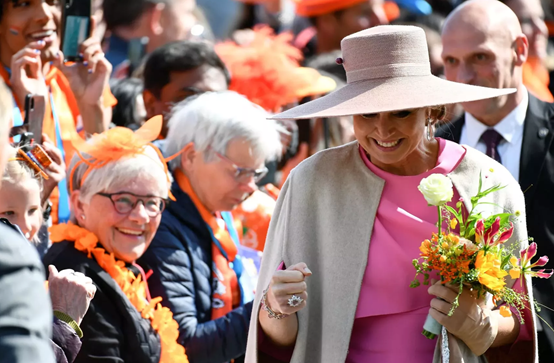 荷兰国王过生日，街头成了橙色的海洋！荷兰人为什么喜欢橙色？