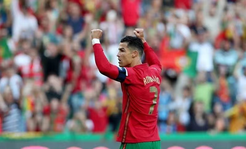葡萄牙2-0战胜瑞士，C罗四分钟两球统治全场