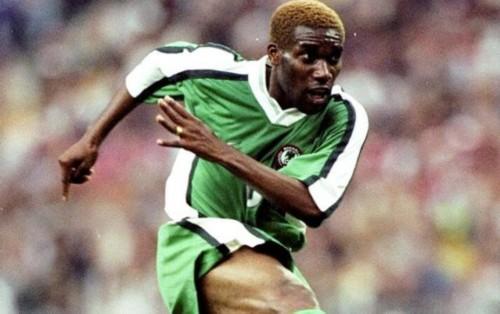 尼日利亚的闪电：奥科查在1998年世界杯的速度与激情
