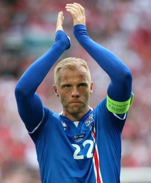 冰岛足球的奇迹创造者：古德约翰森的退役之旅
