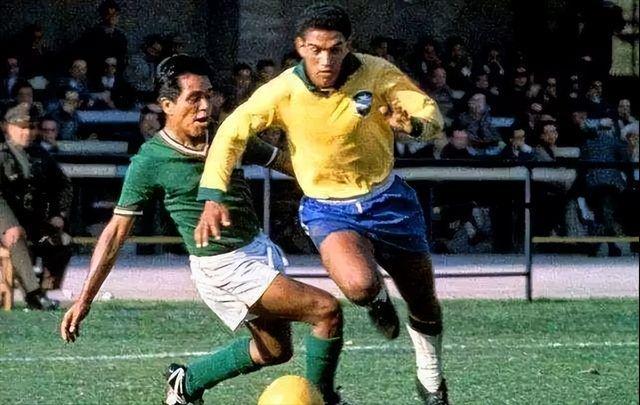 加林查：巴西的翼魔，世界杯赛场上的速度之王