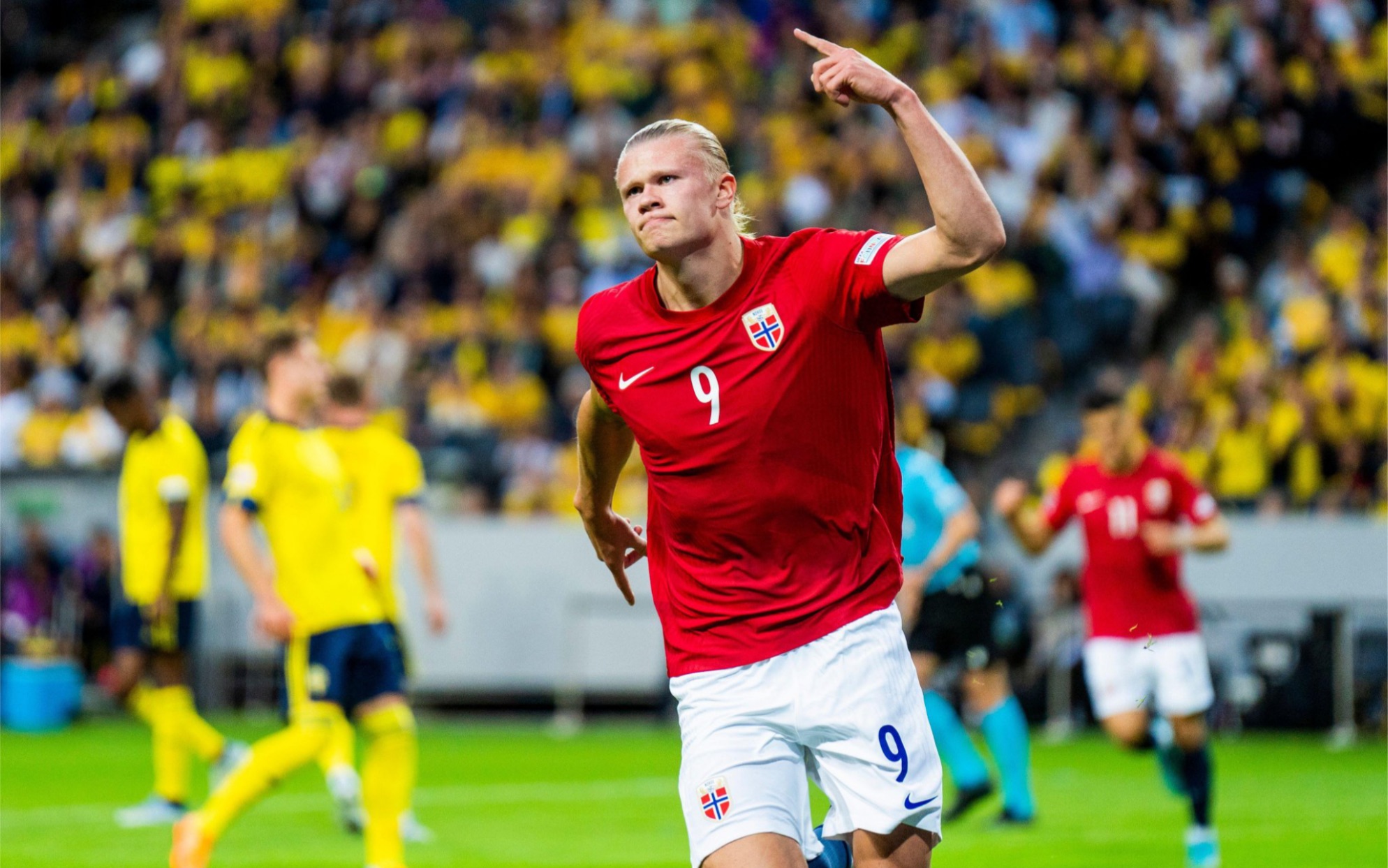 挪威哈兰德：世界杯挪威队的潜在黑马  在足球界，天才球员层出不穷，但能够在世界杯这样的舞台上崭露头角的年轻球员，更是备受瞩目。在2022年的卡塔尔世界杯上，挪威队的年轻前锋哈兰德以其出色的表现，成为了备受关注的潜在黑马。  哈兰德，这位年仅22岁的挪威天才，已经在欧洲足坛崭露头角。他凭借惊人的身体素质、出色的技术能力和敏锐的进球嗅觉，成为了各大豪门球队争相追逐的目标。在挪威国家队，哈兰德更是核心球员，肩负着带领球队冲击世界杯的重任。  在世界杯预选赛中，哈兰德就展现出了他的强大实力。他多次在关键时刻为球队挺身而出，用进球为挪威队锁定胜局。他的速度和力量让对手难以防范，而他的射门技术更是精准无比。在比赛中，哈兰德总是能够找到最佳的射门角度和时机，为球队创造进球机会。  然而，世界杯赛场上的竞争异常激烈，各支球队都拥有实力强劲的球员和战术体系。对于挪威队来说，要想在世界杯上有所作为，不仅需要哈兰德这样的天才球员发挥出色，还需要整个团队的协作和配合。  幸运的是，挪威队拥有一批优秀的球员和教练团队。他们在比赛中能够充分发挥自己的特点，与哈兰德形成默契的配合。在进攻端，哈兰德能够与队友们打出精彩的配合，创造出更多的进球机会；在防守端，他也能够积极参与球队的防守，为球队保住胜利果实。  当然，作为一支年轻的球队，挪威队在世界杯上也会面临一些挑战和困难。他们需要不断调整自己的战术和策略，适应不同对手的风格和特点。而哈兰德作为球队的核心球员，也需要承担更多的责任和压力，带领球队克服各种困难，向更高的目标迈进。  总的来说，哈兰德作为挪威队的潜在黑马，在世界杯赛场上展现出了他的强大实力和潜力。他的出色表现和领袖气质让人们看到了挪威足球的希望和未来。虽然挪威队在世界杯上的征程充满了挑战和不确定性，但有了哈兰德这样的天才球员的带领，相信他们一定能够在未来的比赛中取得更好的成绩，为球迷们带来更多的惊喜和感动。