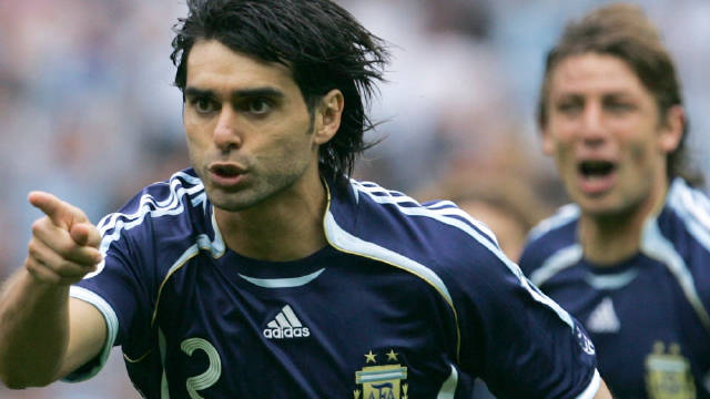 罗伯托·阿亚拉：阿根廷足球的传奇后卫